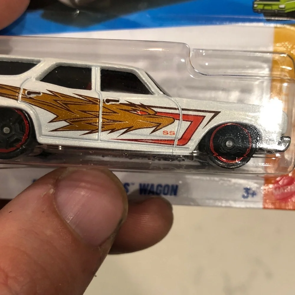Mattel Hot Wheels '70 Chevelle SS Wagon - White and Red
